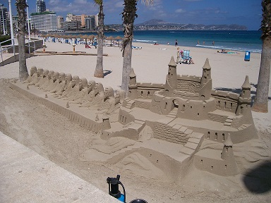 Zandkasteel aan het strand in Spanje
