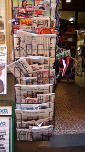 Papieren media in een rek bij de kiosk.